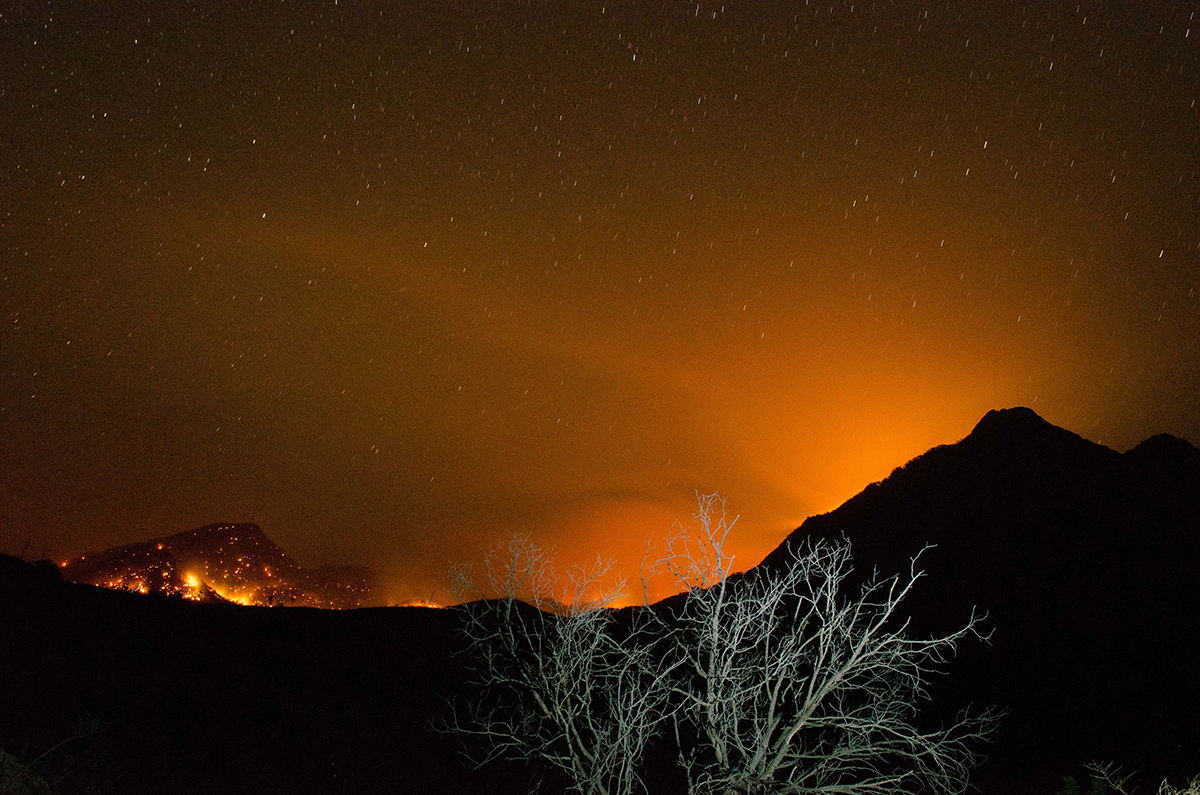 An image Mount Barney on fire during the Black Summer bushfires. 
